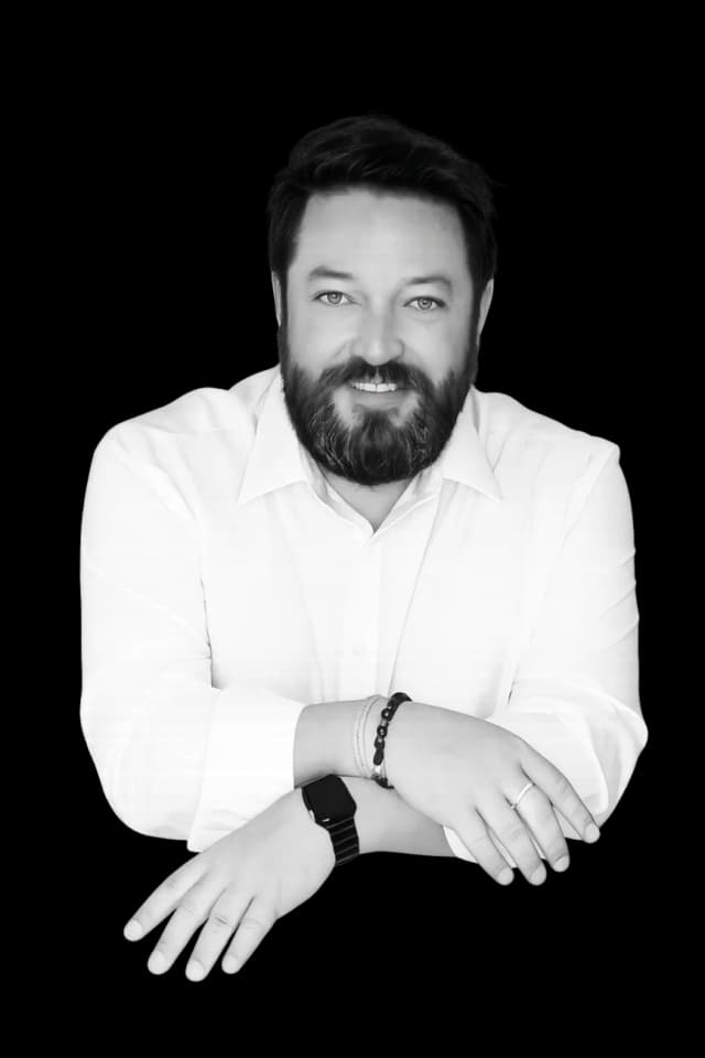 Lionel de Vasselot — Co-founder & CEO, Scello